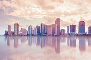 Badkamer foto achterwand Prachtige skyline van Miami Florida bij zonsondergang en Biscayne Bay © littleny