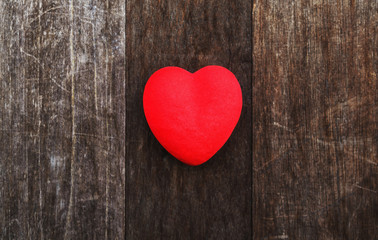 Obraz na płótnie Canvas red heart on old wood background texture
