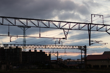 夕暮の線路沿いの風景