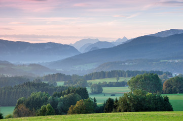 Morgenstimmung im Alpenvorland, Chiemgau, Blick auf Berchtesgadener Alpen mit Watzmann