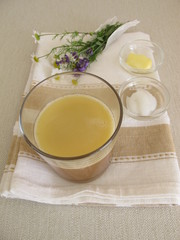 Morgentliches Kaffeegetränk mit Butter und Kokosöl