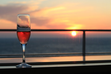 沈む夕日とワイングラス