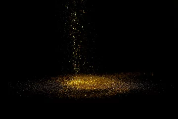 Foto op Plexiglas Licht en schaduw Strooi goudstof op een zwarte achtergrond met kopieerruimte.