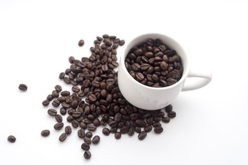 isolated white cup of coffee and coffee beans on white backgroun