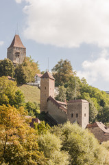 Fototapeta premium Fribourg, Altstadt, Stadt, Freiburg, Katzenturm, Berntor, Stadtmauer, Festung, historische Häuser, Stadttor, Altstadthäuser, Türme, Stadtrundgang, Spaziergang, Herbst, Schweiz