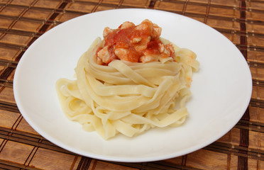noodle nests with chicken in tomato sauce