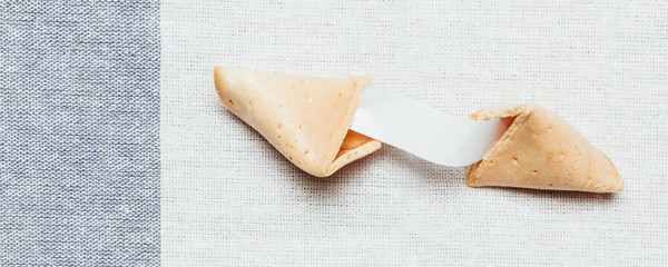 Glückskekse mit Freiraum für Text auf blau weiß Tisch Tuch