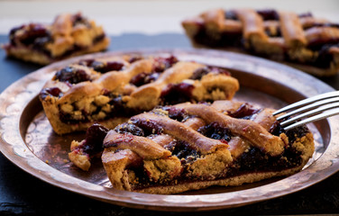 Kirschkuchenstücke mit Gitterteig 