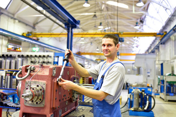 Facharbeiter im Maschinenbau montiert Getriebe // Job in mechanical engineering - worker mounted...