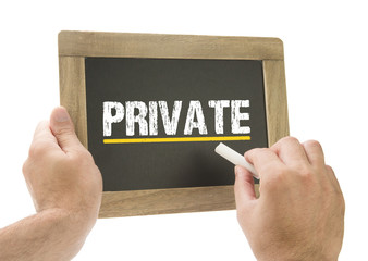 Private / Hand schreibt auf Kreidetafel