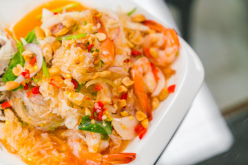 Spicy noodles with shrimp and vegetables .