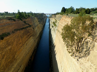 Obraz premium Breathtaking view of Corinth Canal with the railroad bridge, Greece