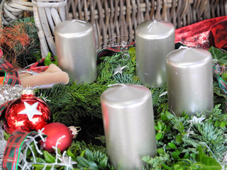 Adventskranz Kerzen weiß