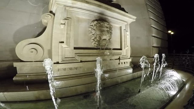 Fontana con testa di leone a Trieste-Italia in Piazza dell'Unità d'Italia