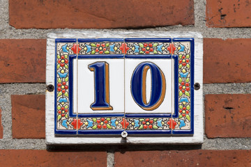 Fototapeta premium Hausnummer aus Keramikfliesen