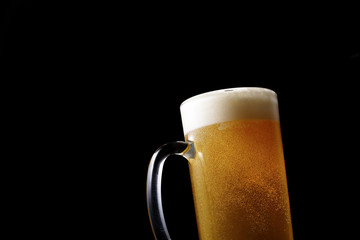 ジョッキにビールを注ぐ　Pouring beer into glass