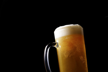 ジョッキにビールを注ぐ　Pouring beer into glass