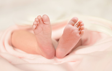 Obraz na płótnie Canvas Neugeborene Baby Füsschen in zartem Licht