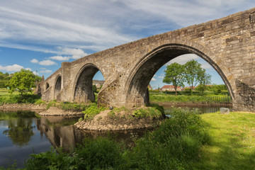 Fototapeta na wymiar The historic stone bridge in Stirling over the River Forth