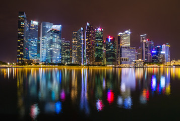 Fototapeta na wymiar Singapore skyline and illuminated financial district night view