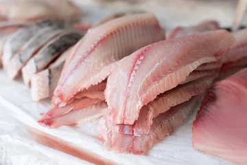 Photo sur Plexiglas Poisson Filet de poisson frais à vendre au marché