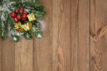 Postal de navidad, con fondo de madera marrón