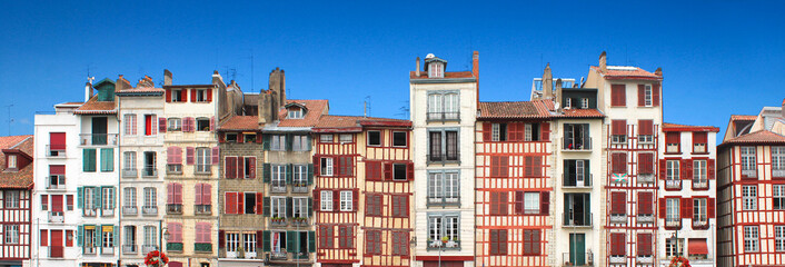 Bayonne : Façades le long de la Nive / Pays Basque - France