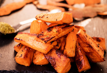 Gebratene Süßkartoffelstücke  