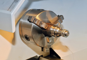 Spindle lathe with a metal workpiece