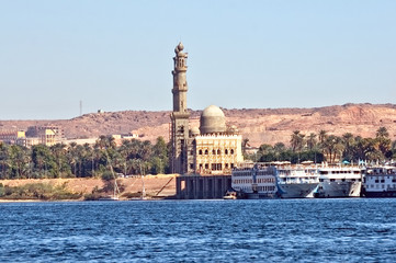 Cruise ship in front of a mosque at the Nile River, Egypt