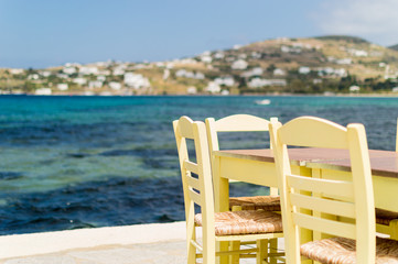 Tisch und Stühle im Hafen von Paros, Griechenland
