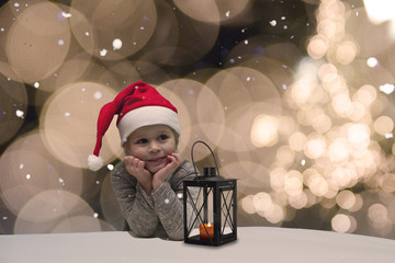Kind wartet sehnsüchtig auf Weihnachten