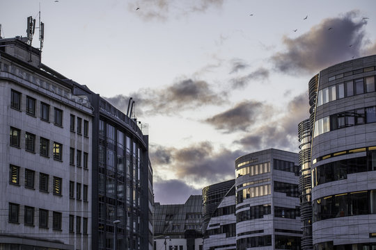 Modern gestaltete Gebäudekomplex in der Düsseldorfer Innenstadt an einem bewölkten Winterabend
