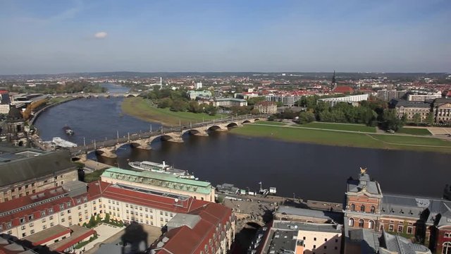 Dresden Panorama. Blick von der Frauenkirche auf Elbe und Altstadt.