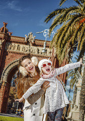 Obraz premium mother and daughter near Arc de Triomf having fun time