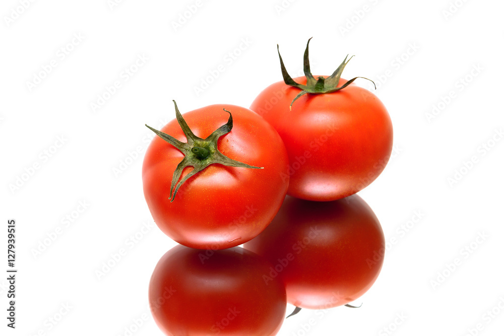 Wall mural ripe tomatoes with reflection on white background