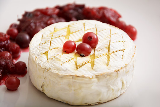 Baked Camembert with cranberries