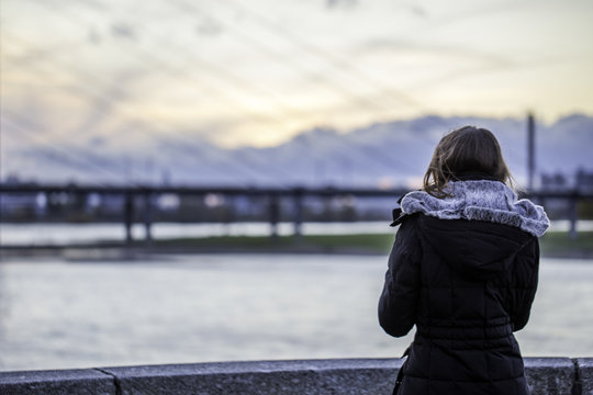 Junge Frau vor der Rheinkniebrücke über den Rhein bei Düsseldorf