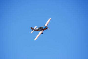 Самолет Як-52 в воздухе