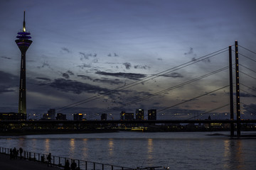Fototapeta premium Rheinkniebrücke in Düsseldorf an einem wolkenverhangenen Herbstabend