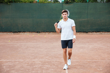 Obraz premium Front view portrait of a man playing in tennis outdoors