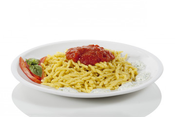 piatto pasta al pomodoro e basilico con peperoni rossi