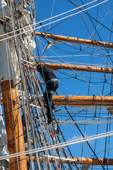 Obraz premium Inspection des voiles sur goélette dans le port de Douarnenez, Finistère, Bretagne 