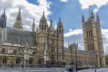 Obraz premium Westminster Bridge to the Houses of Parliament and Big Ben. There are people walking
