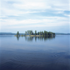 Obraz premium einsame Insel im See Kanada