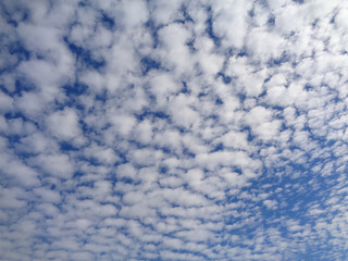 Голубое небо с белыми барашками облаков