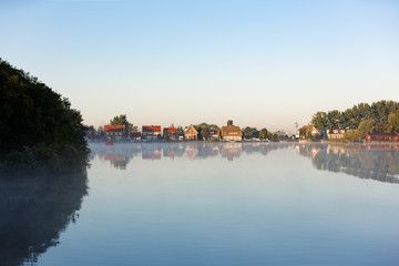 Obraz premium Houses on de Ringvaart on a foggy morning in Amsterdam
