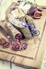 Salami mit Käse und Feigen