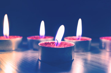 Brennende Teelichter mit Bokeh