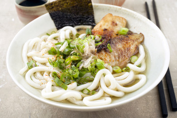 Udon Fish Soupe in Schale